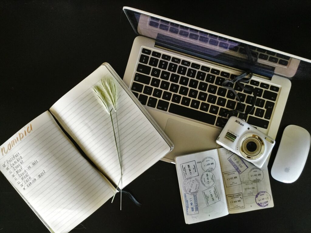 笔记本电脑，护照，相机和日记本
